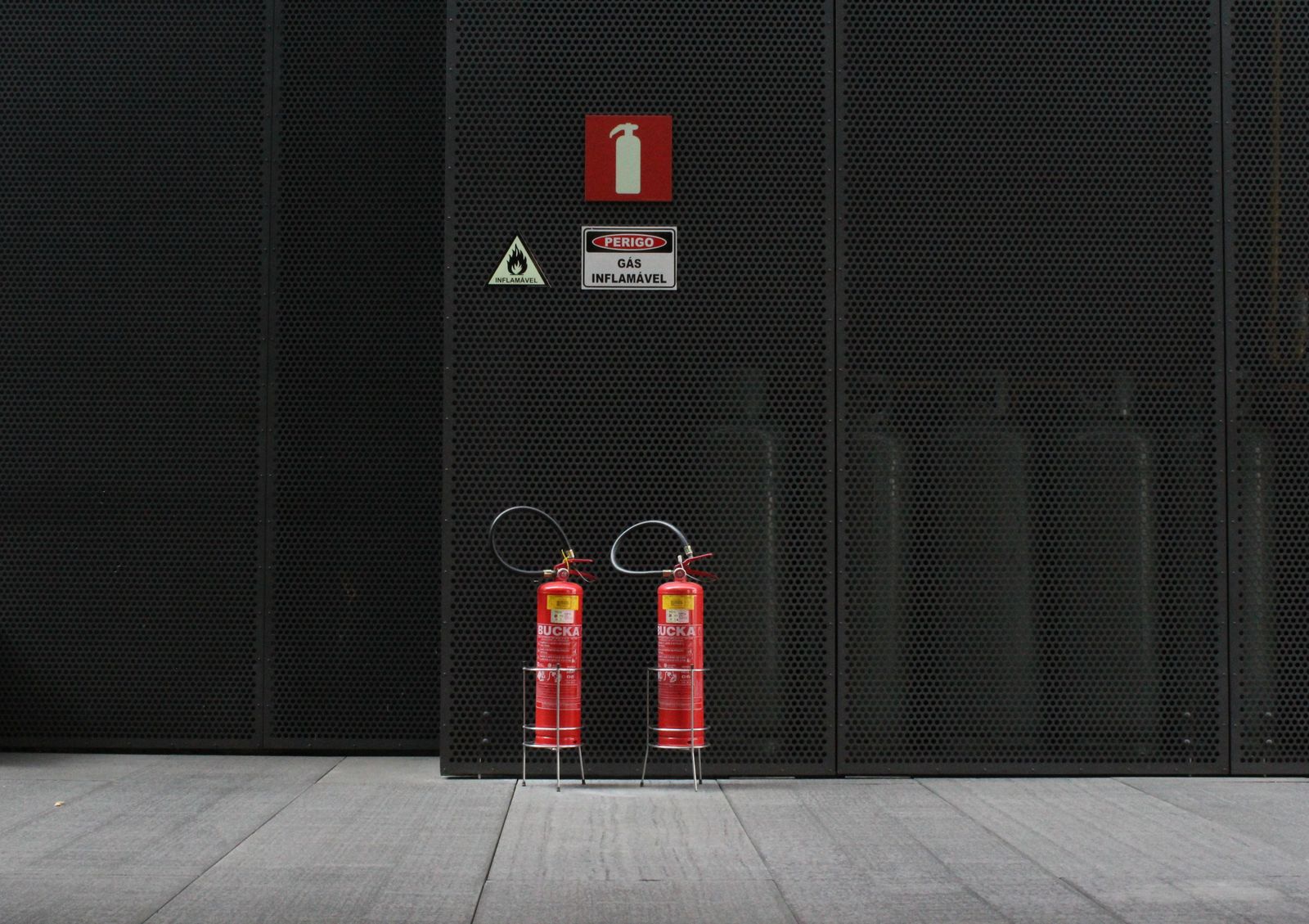 Extincteurs rouges contrôlés lors d'une maintenance annuelle